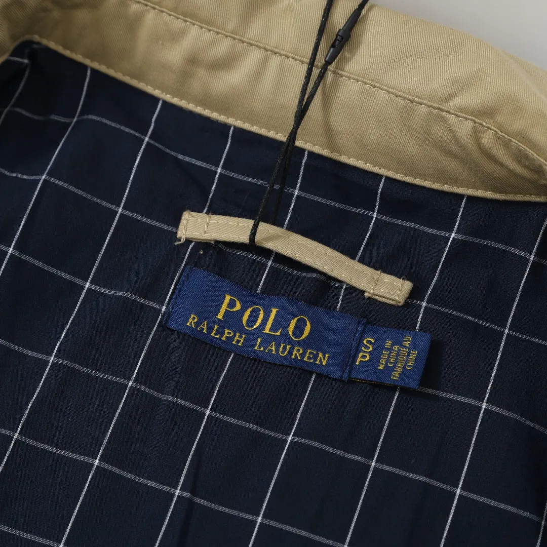 P350 Model No.: R08 Ralph Lauren/Ralph Lauren Classic Unisex Old Cadre Zipper Jacket Size #S/M/L/XL Color #Khaki Black Navy Recommended by many fashion bloggers, the Harrington jacket’s lapel zipper windproof design perfectly blends casual style with street trend elements, making it very suitable for neutral wear. The fabric texture of the jacket is excellent and comfortable to wear. It is a very versatile and trendy jacket. Original development, 100% pure cotton fabric, exquisite embroidery, evergreen style for all seasons, feel free to buy it, retro will never go out of style!  Reference# Length: 68/70/72/74 Bust: 128/132/136/140 Shoulder Width: 52/53/54/55